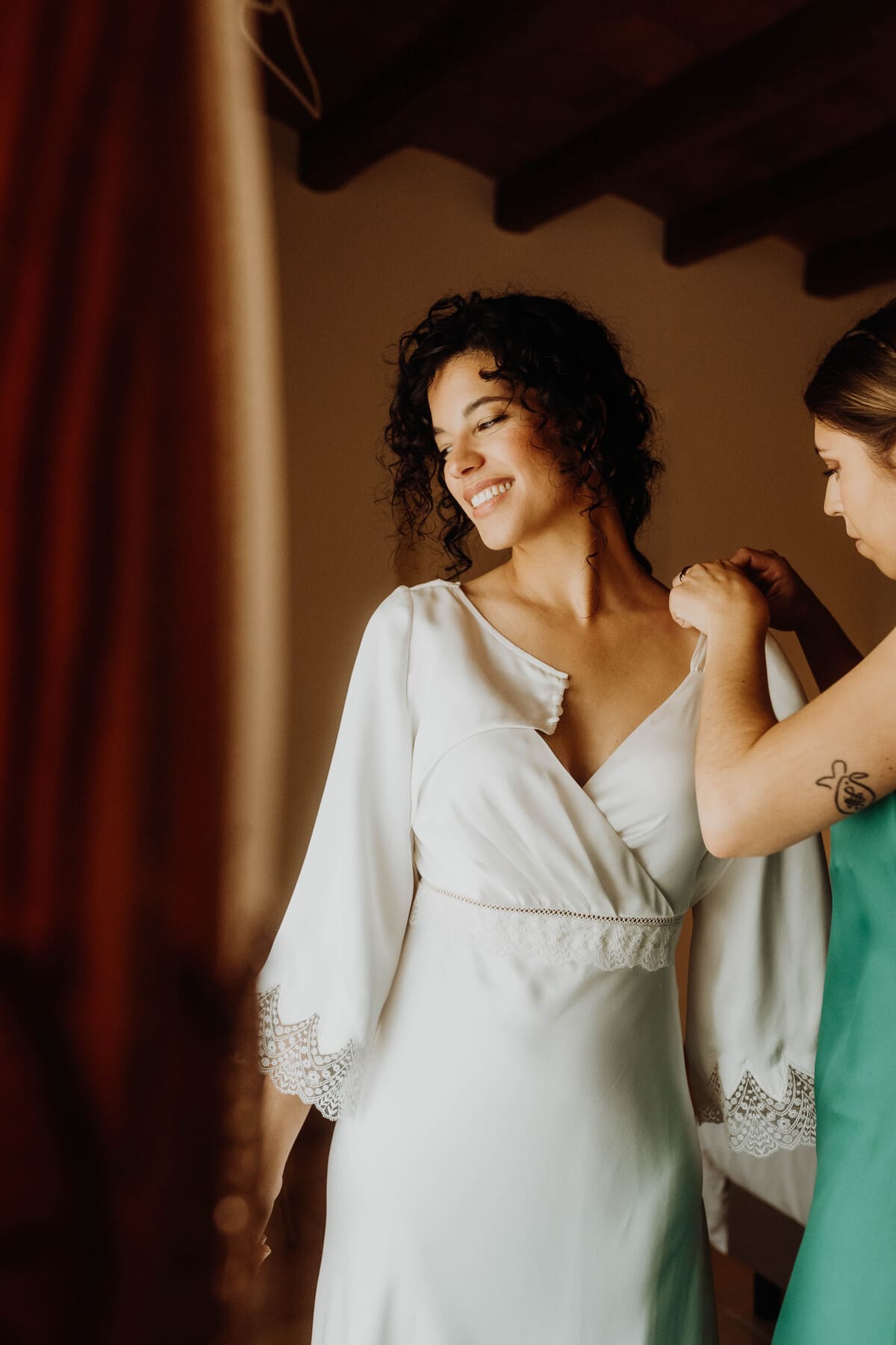 Boda de destino en Can Morei: novios en el campo