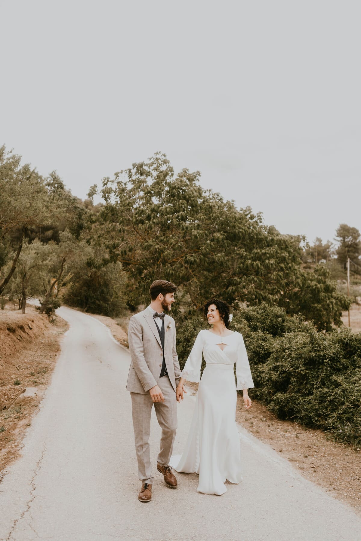 Boda en Can Morei: pareja en los jardines