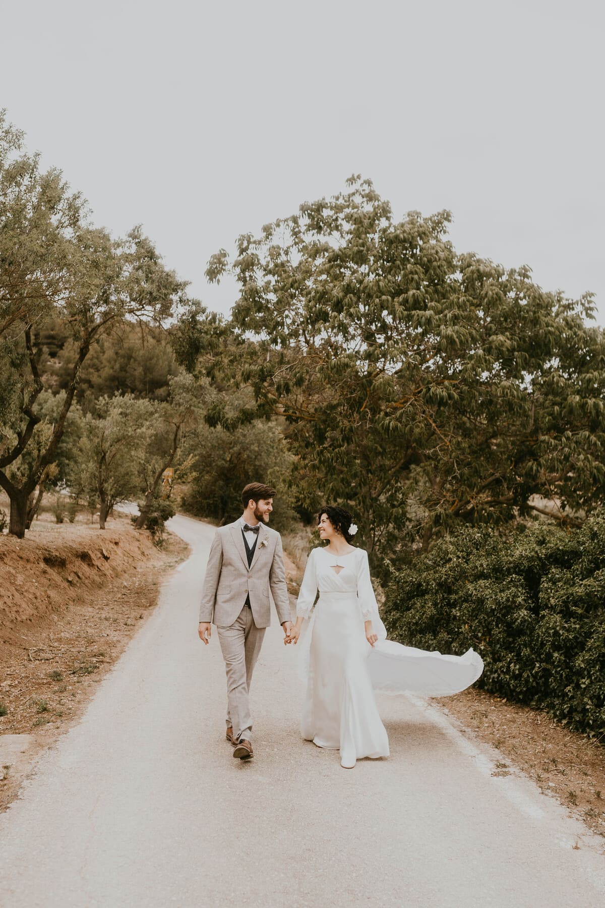 Boda de destino en Can Morei: momentos espontáneos de los novios