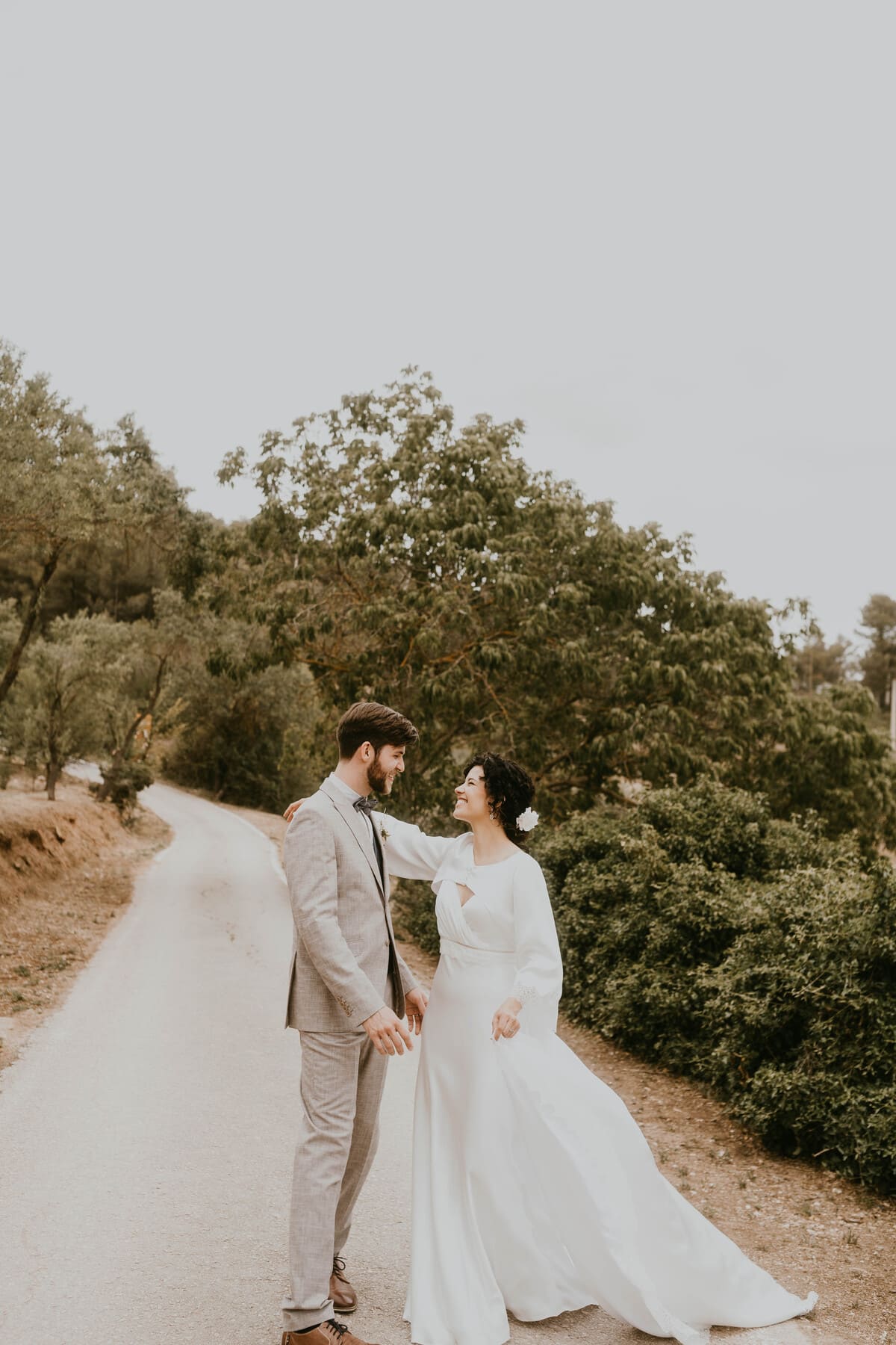 Boda en Can Morei: novios en el entorno de la finca