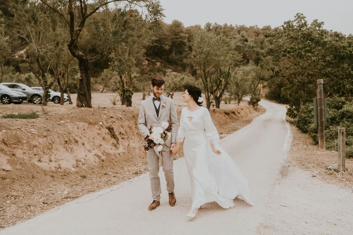 Boda en Can Morei: novios celebrando su unión