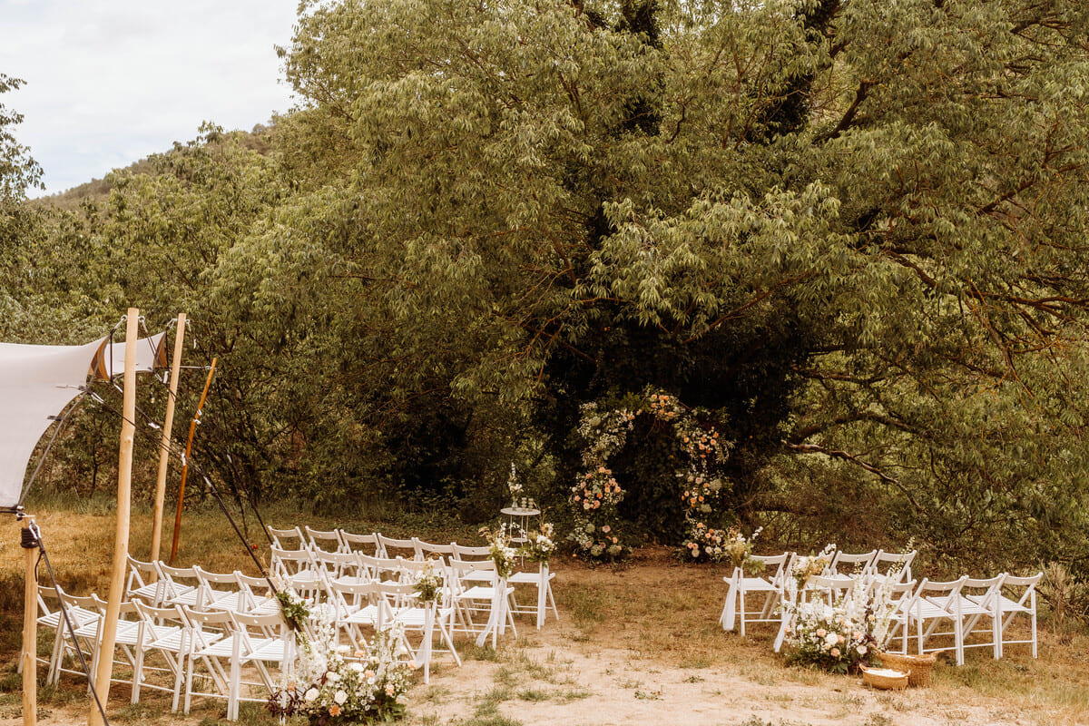 Boda romántica en Can Morei: novios al atardecer