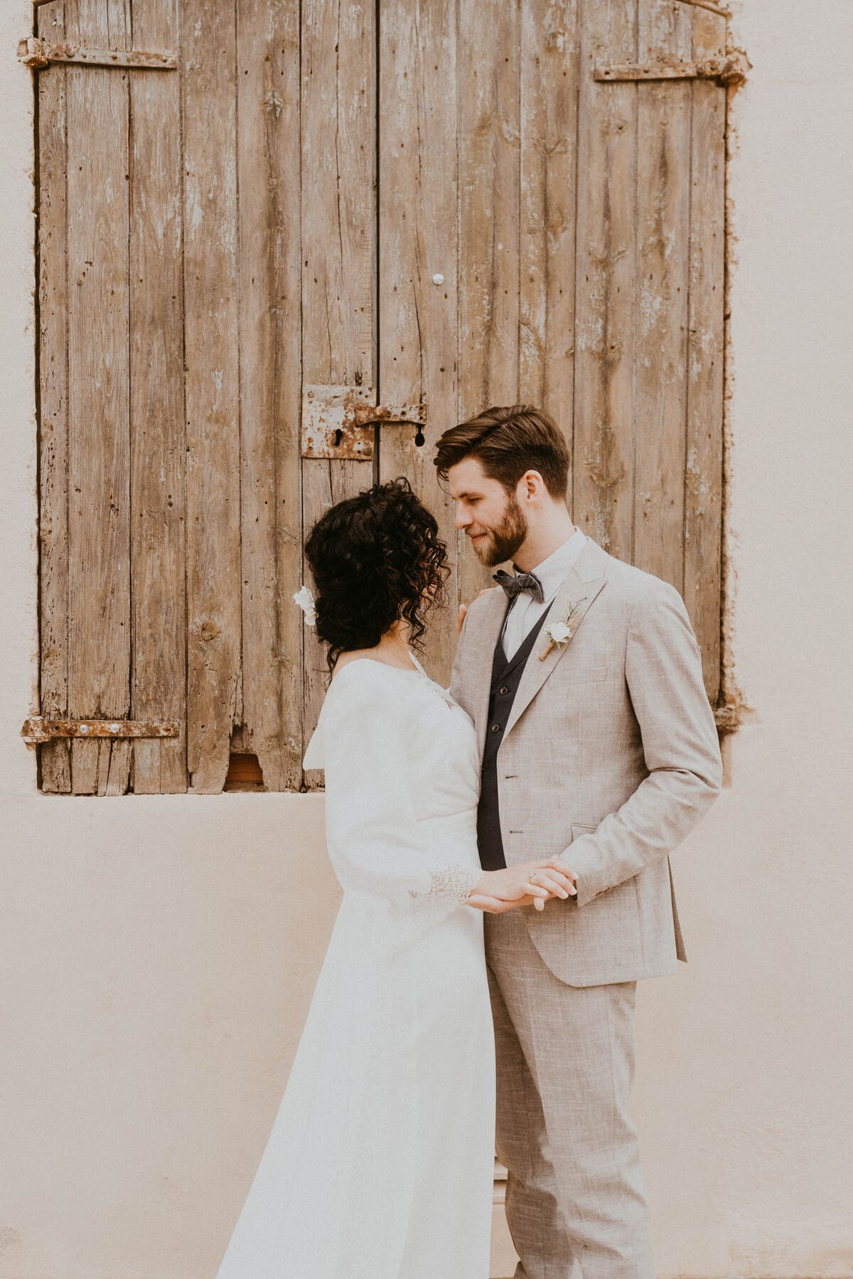 Boda de destino en Can Morei: pareja rodeada de naturaleza