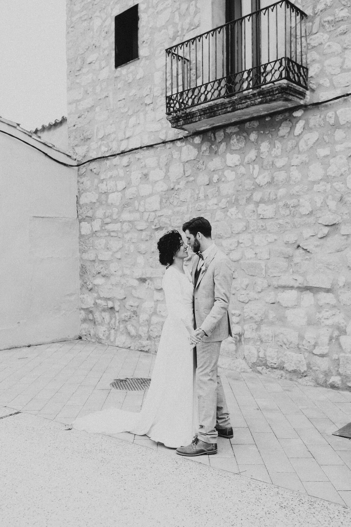 Boda en Can Morei: pareja compartiendo un momento especial