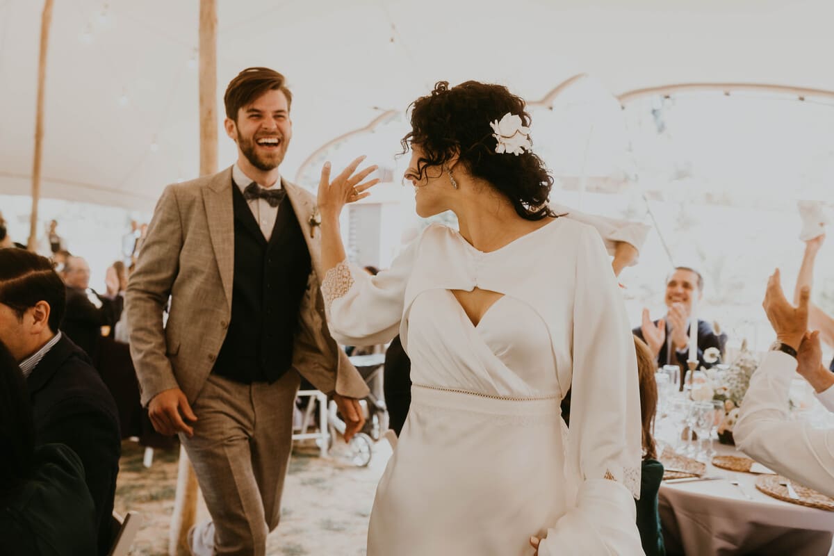 Boda en Can Morei: salida de los novios al final de la celebración