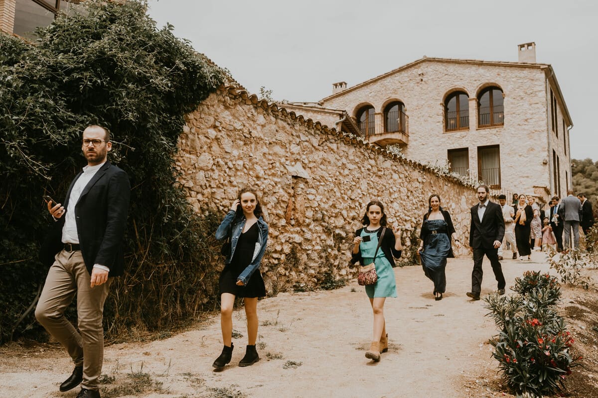 Boda en Can Morei: brindis con vino en la celebración