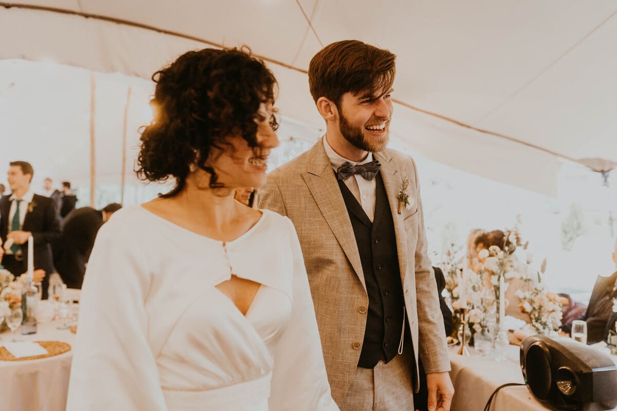 Boda de destino en Can Morei: novios en el salón de baile