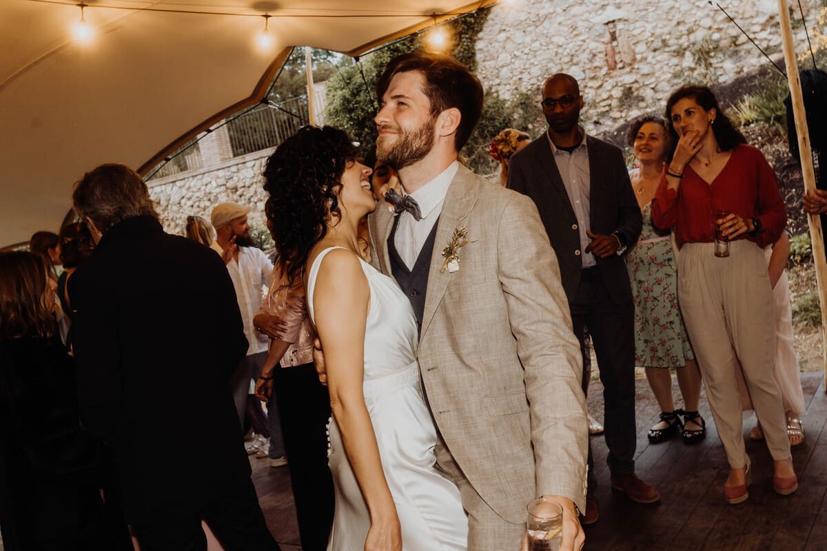 Boda en Can Morei: pareja rodeada de naturaleza al final del día