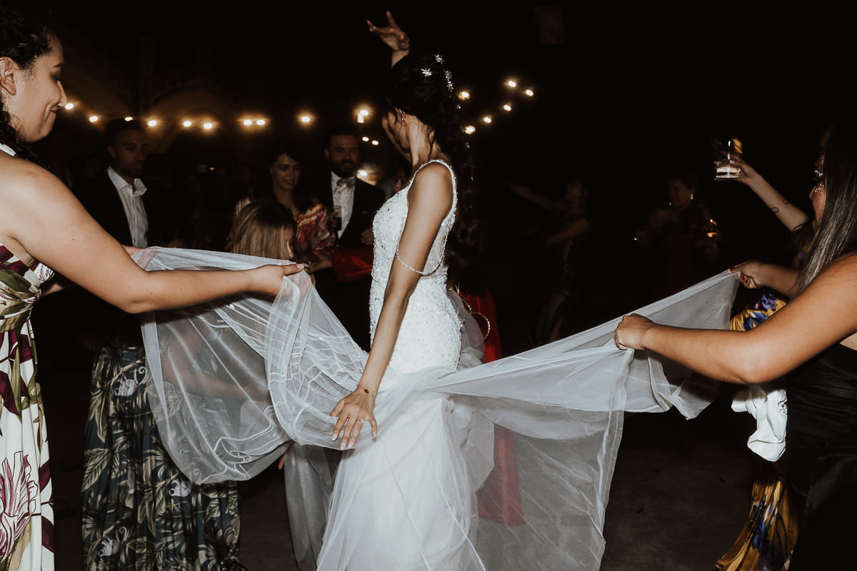 Boda de ensueño en Cavas Codorníu: pareja y viñedos