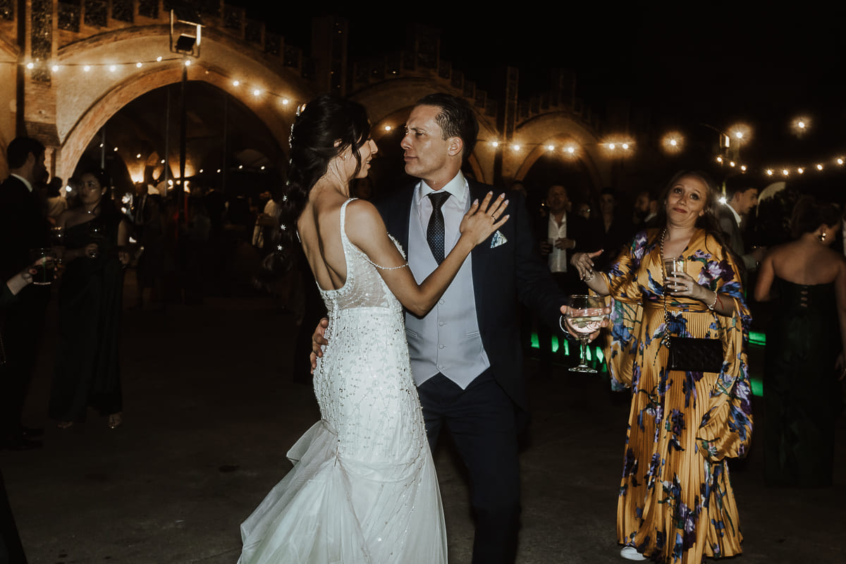 Cavas Codorníu: foto romántica de los novios al atardecer