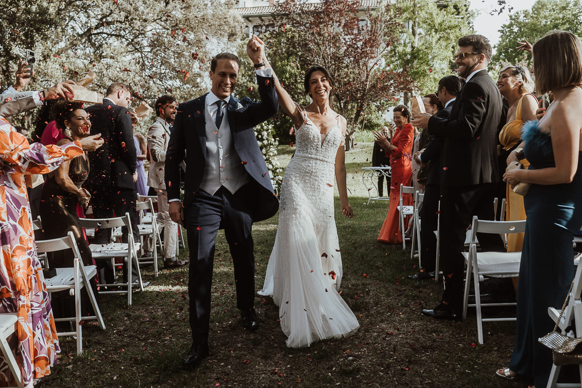 Momento íntimo de David y Nieves durante la ceremonia de boda