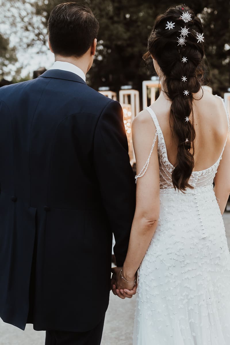 Foto íntima de los novios en el salón de bodas