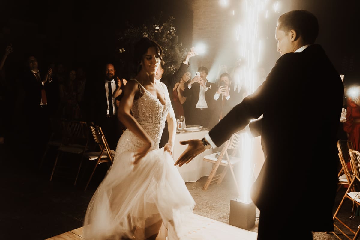 Los novios compartiendo una mirada llena de amor en su primer baile