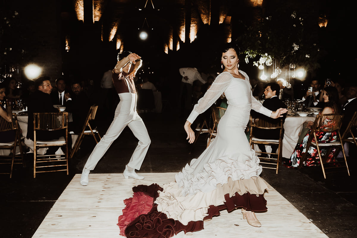 Beso de los novios frente a las montañas de Cavas Codorniu