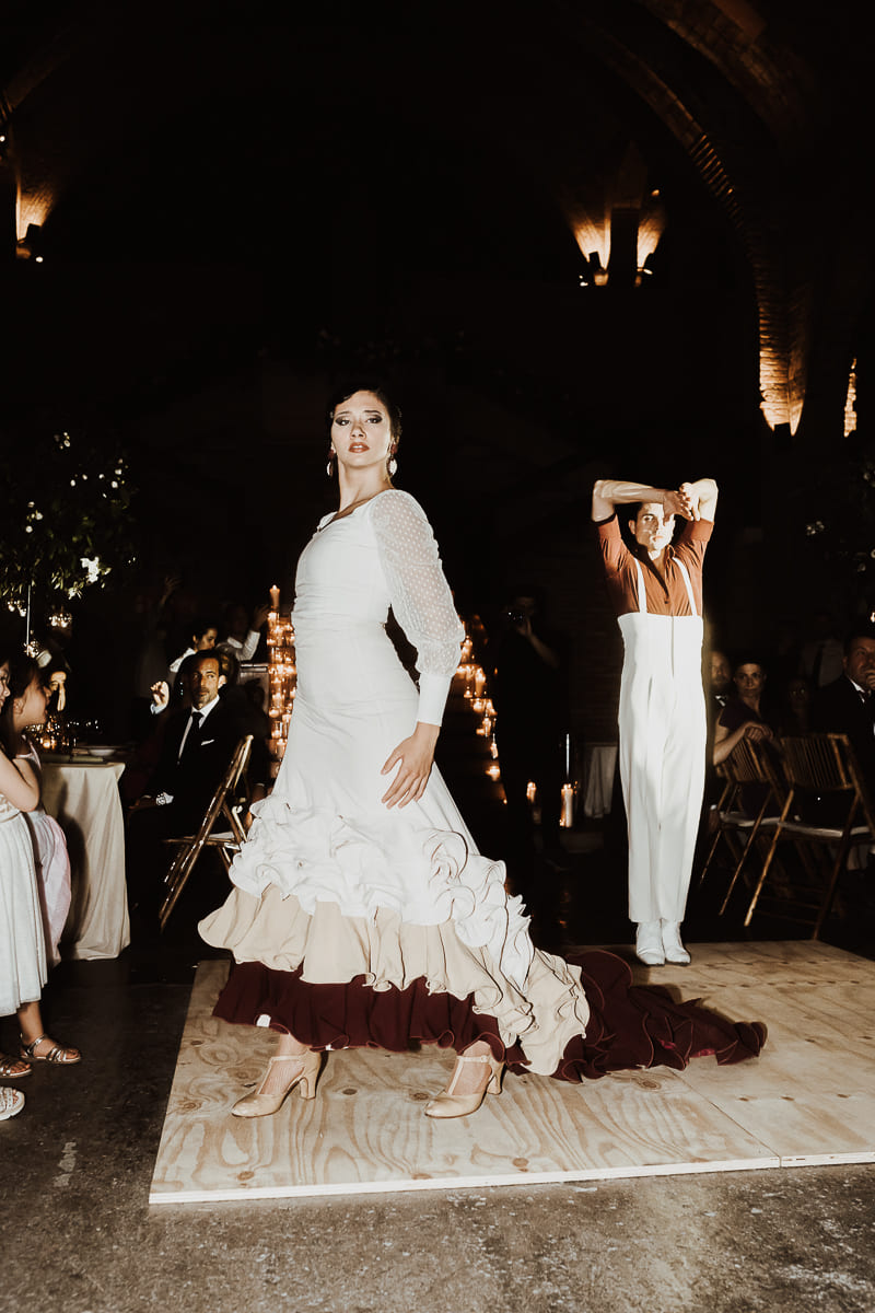 Foto artística de la novia y el novio bailando juntos