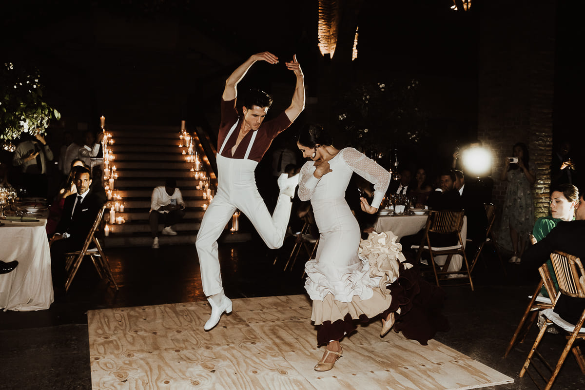 Los novios compartiendo un brindis en la recepción de su boda