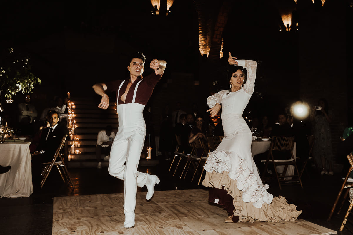 Pareja feliz cortando el pastel de bodas juntos