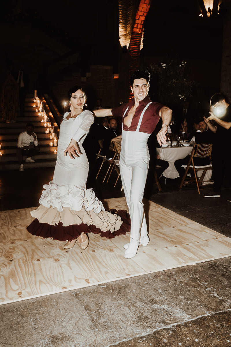 Paseo romántico de los novios por el viñedo