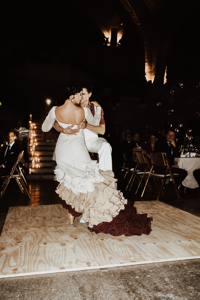Los novios en su primer baile, rodeados de luz y amor
