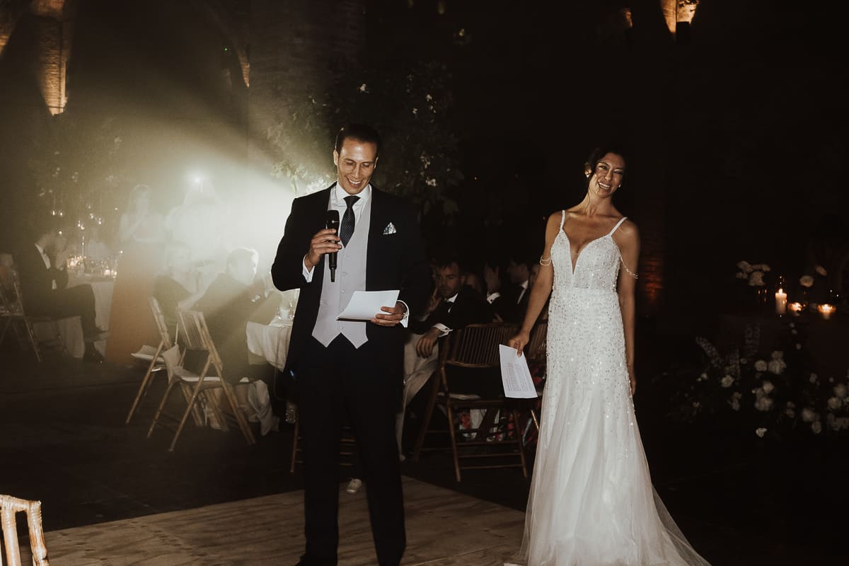Recién casados disfrutando en los jardines de Cavas Codorníu