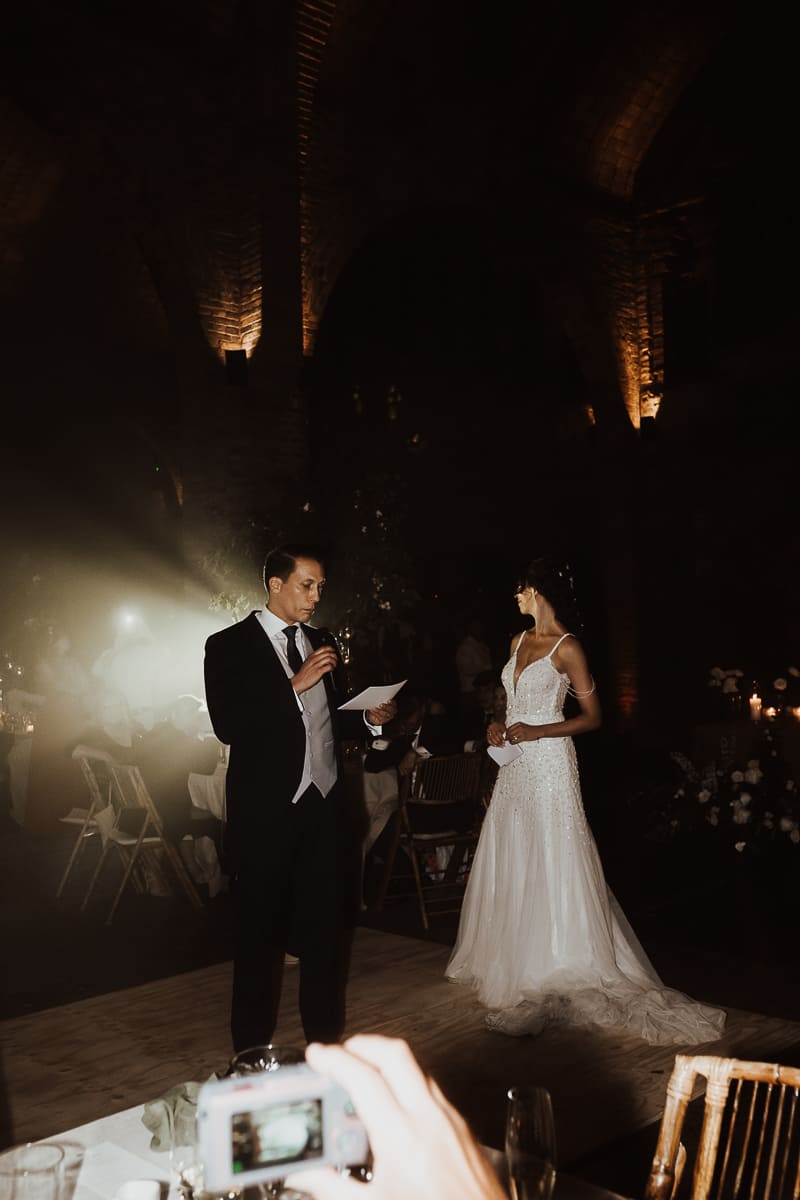 Los novios entrando en el salón de Cavas Codorníu