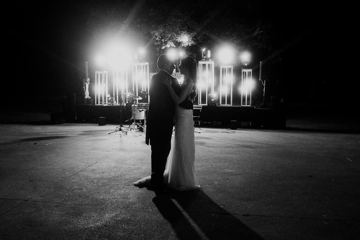 Celebración de boda en Cavas Codorníu: los invitados brindando