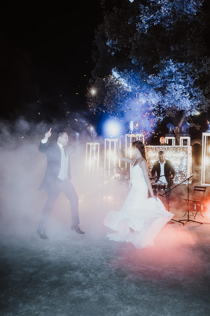 Boda romántica en Cavas Codorníu con fondo de viñedos