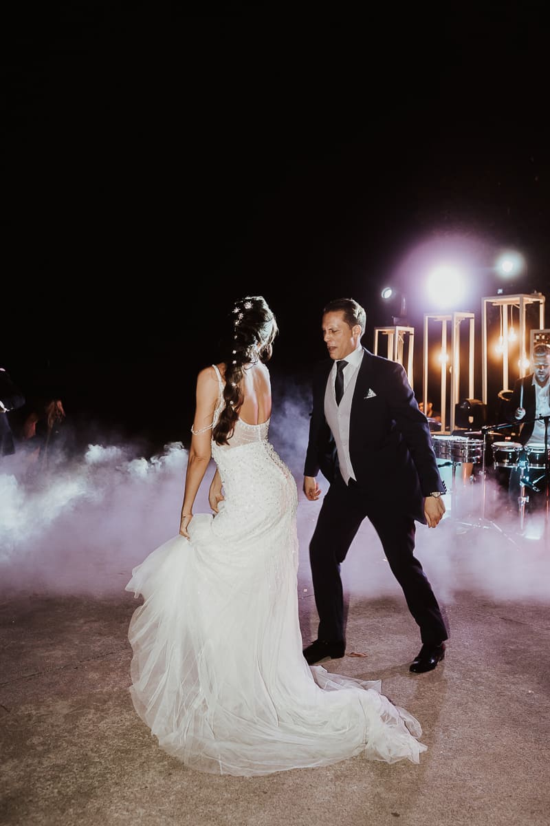Boda elegante en Cavas Codorníu: novios bailando bajo las estrellas