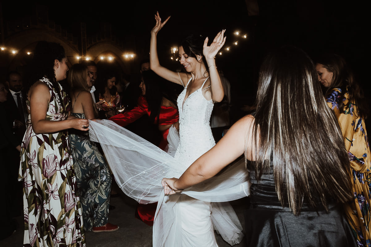 Los novios celebrando su boda en Cavas Codorníu
