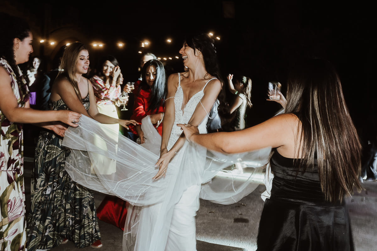 Boda clásica en Cavas Codorníu: foto romántica de los novios
