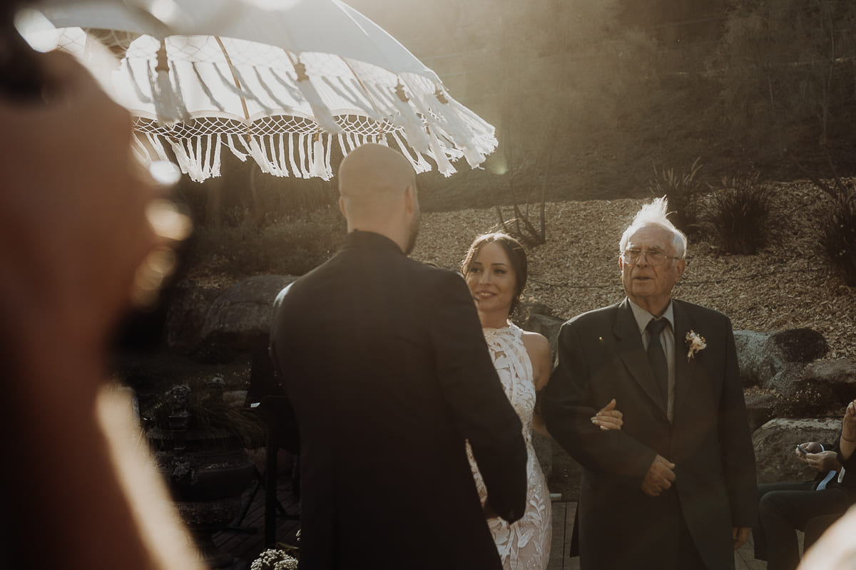 Novia caminando hacia el altar en la ceremonia de boda al aire libre