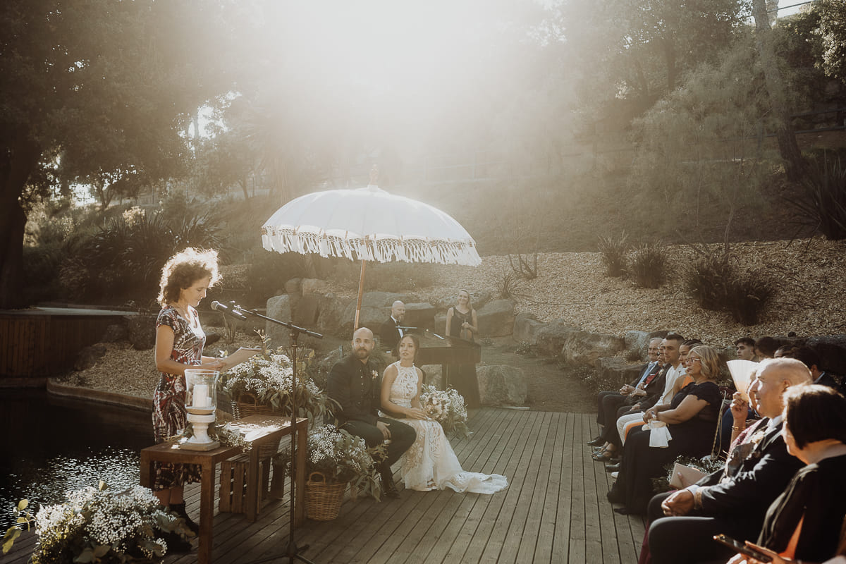 Los novios firmando su acta de matrimonio en la ceremonia de boda
