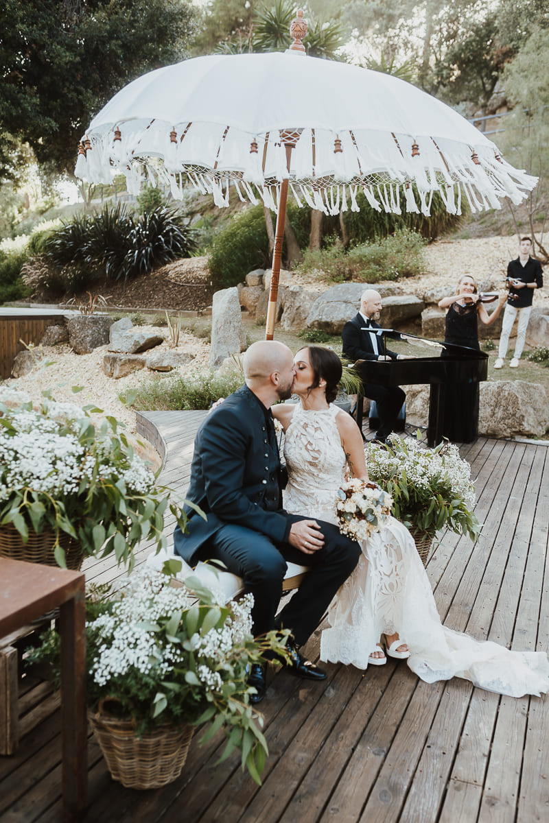 La pareja haciendo su entrada triunfal al salón de bodas de La Finka 4.1