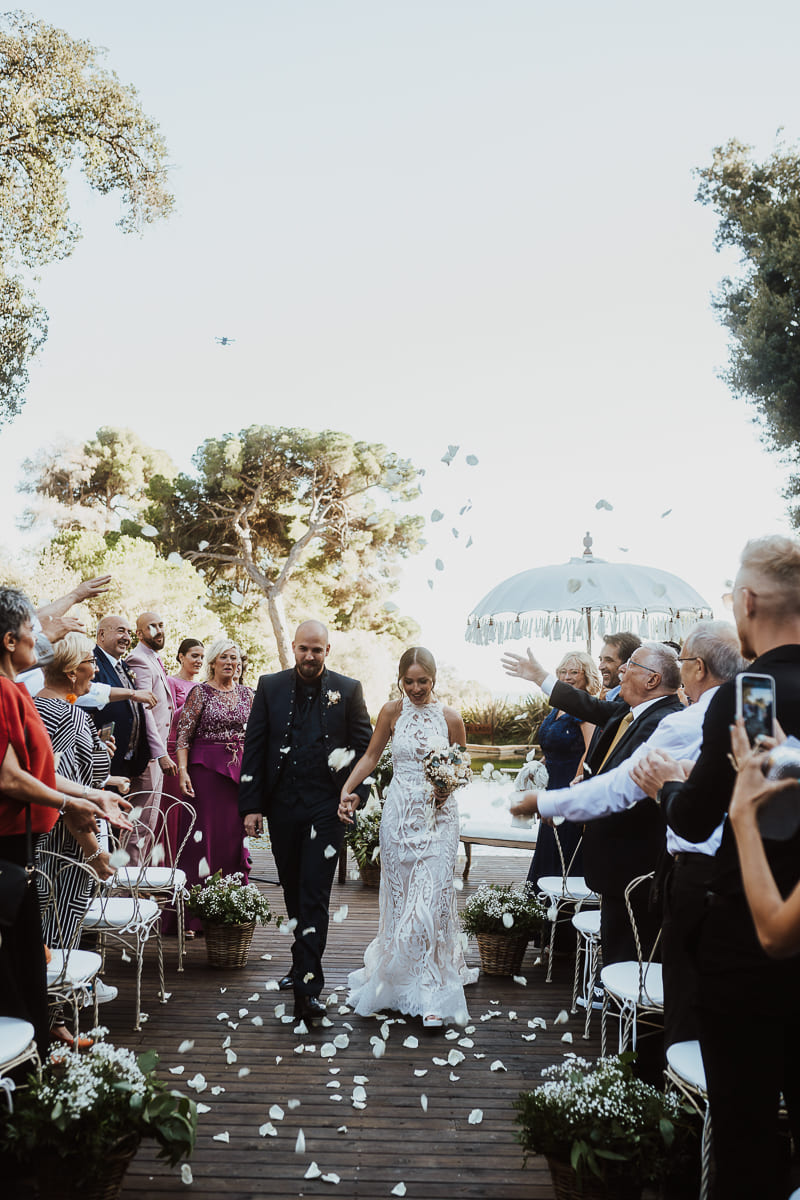 La novia lanzando el ramo a las invitadas en un momento tradicional
