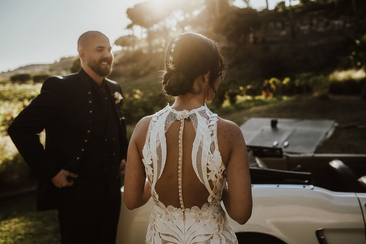 Momento íntimo de los novios durante la ceremonia de boda