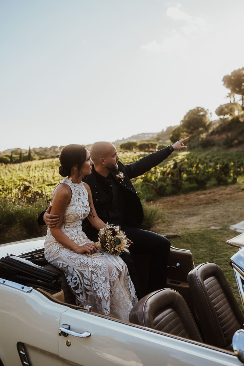 Novia y madre abrazándose antes de la ceremonia de boda