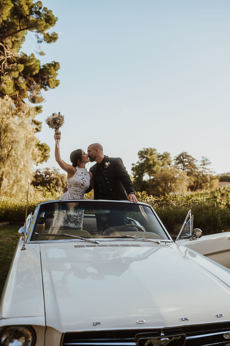 Pareja posando para una foto durante el cóctel de bodas