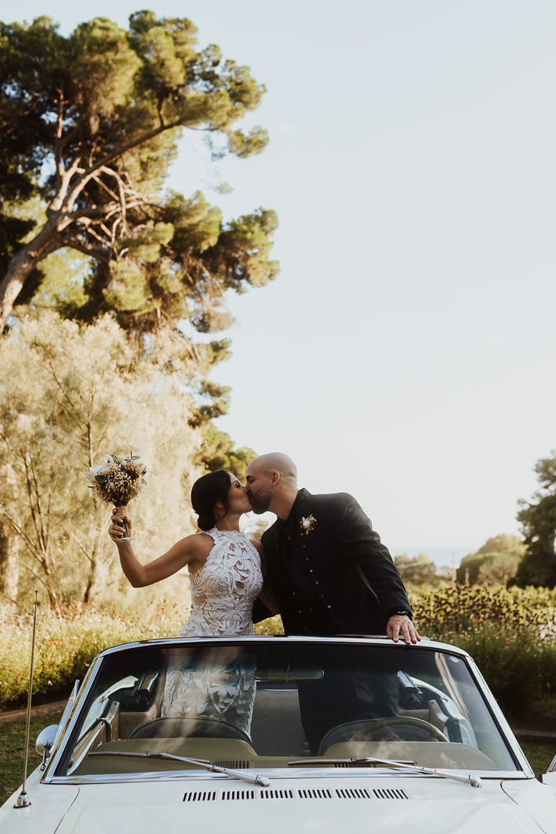 Foto romántica de los novios abrazados en el jardín de La Finka 4.1