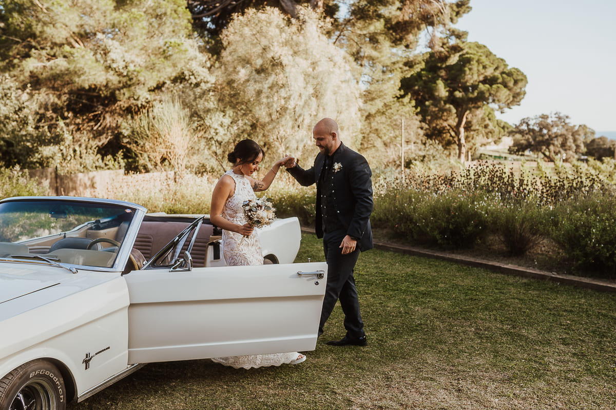 La novia sonriendo mientras se prepara para la ceremonia
