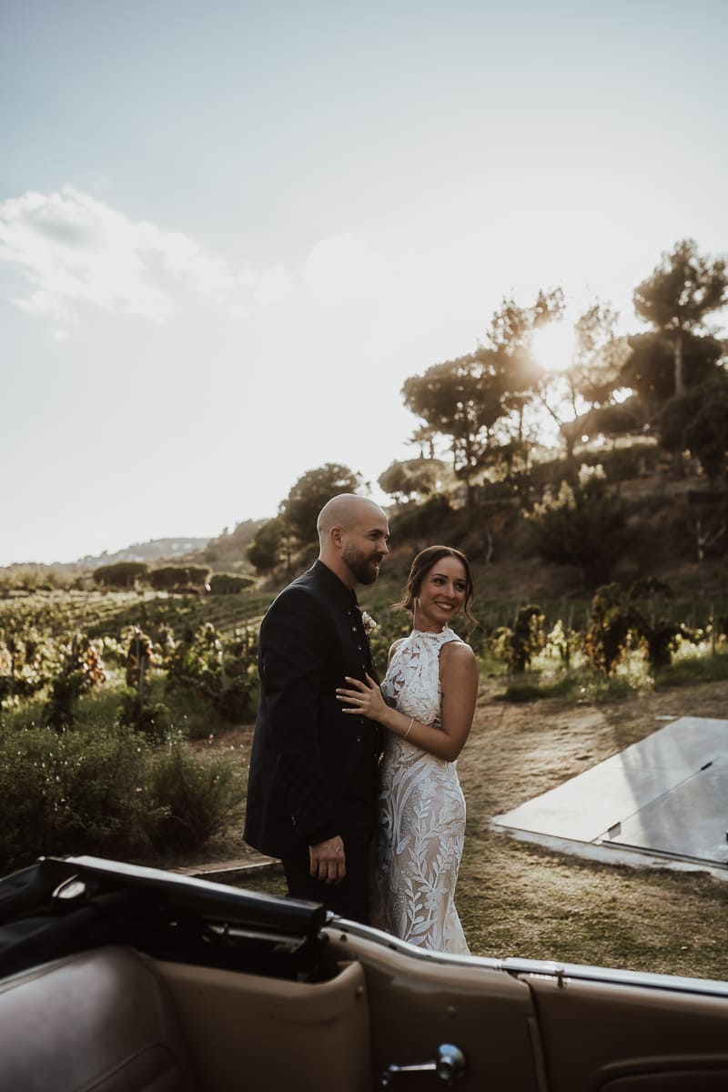 Ceremonia religiosa con los novios intercambiando votos matrimoniales