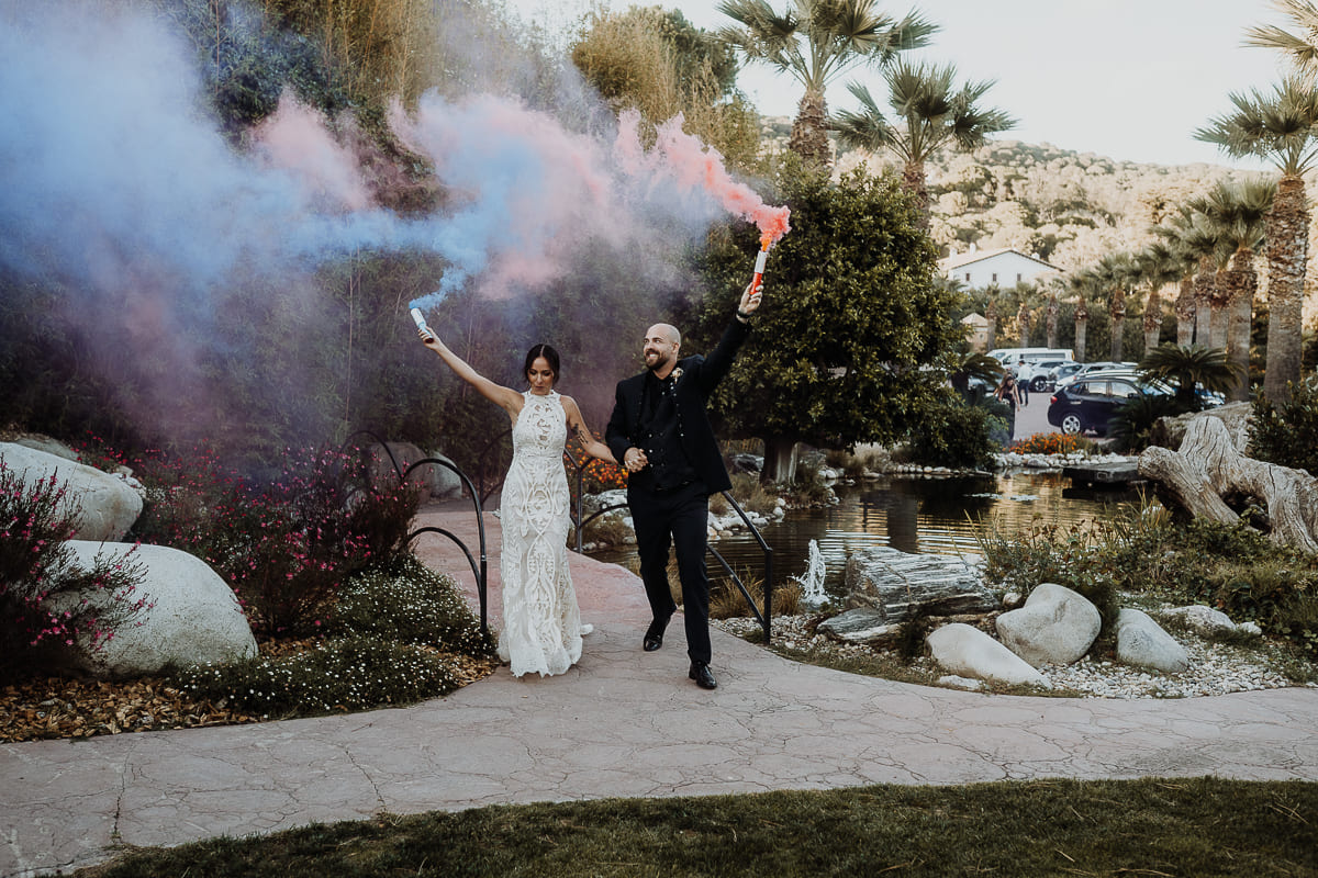 Corte de pastel de boda en un ambiente festivo