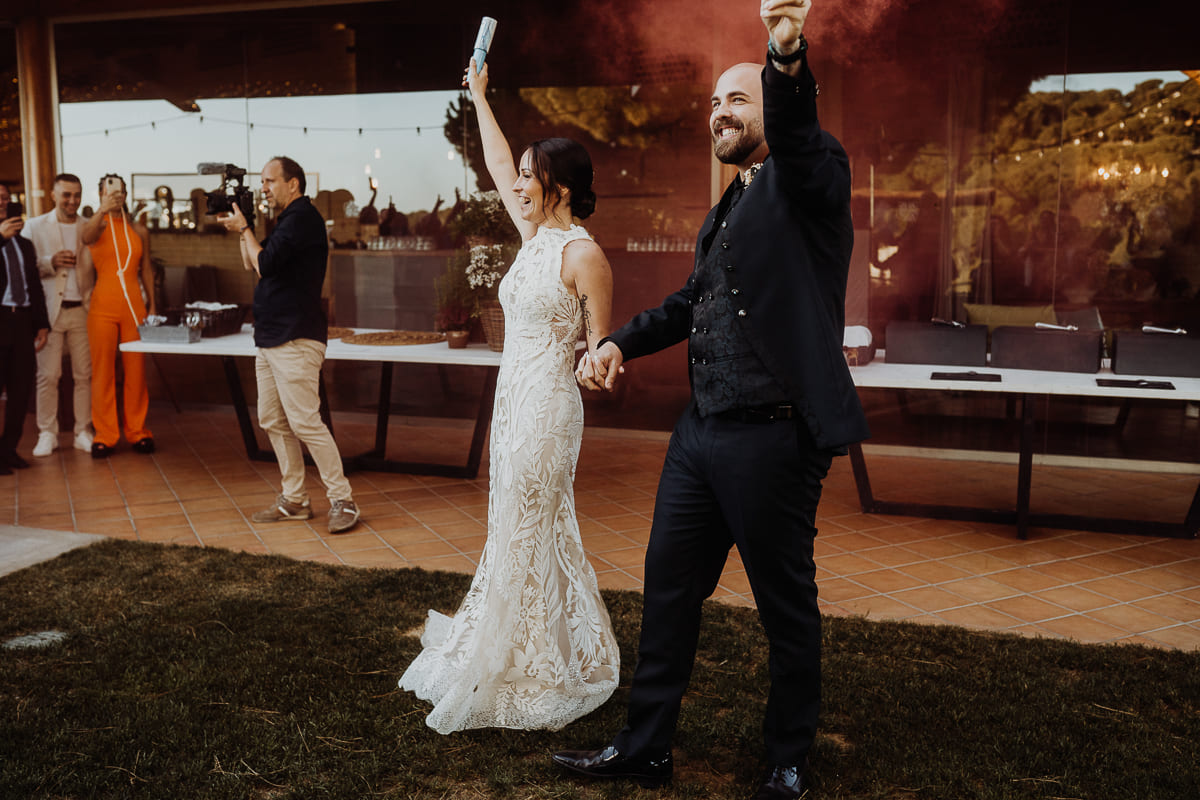 Foto de la novia con sus amigas antes de la ceremonia