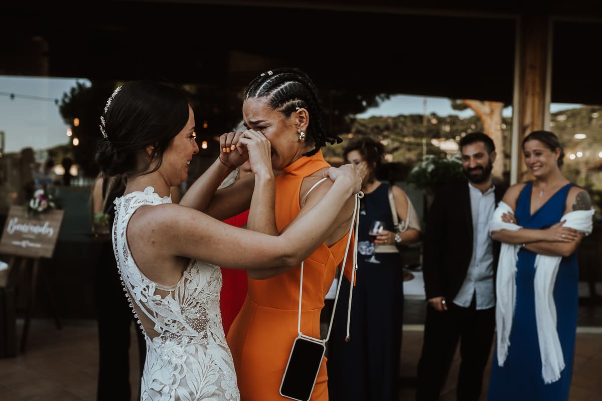 Grupo de amigos bailando animadamente durante la fiesta de bodas