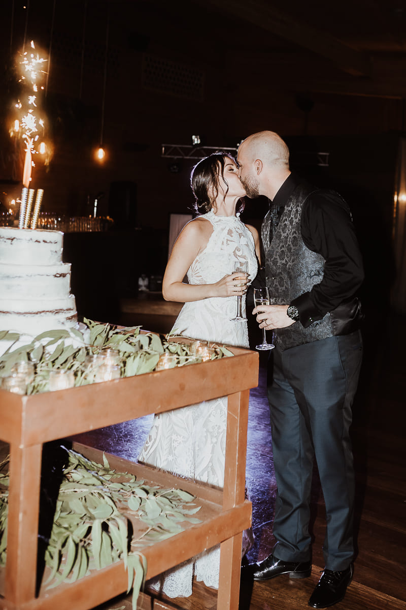 Foto artística de los novios con las luces suaves del salón