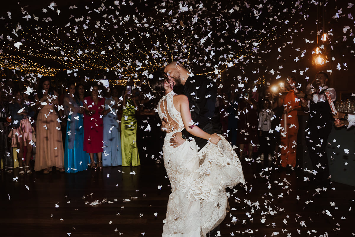 Los novios compartiendo una mirada llena de amor en su primer baile