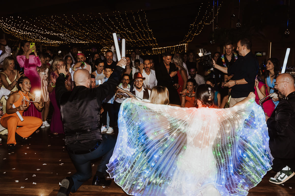 Foto artística de la novia y el novio bailando juntos