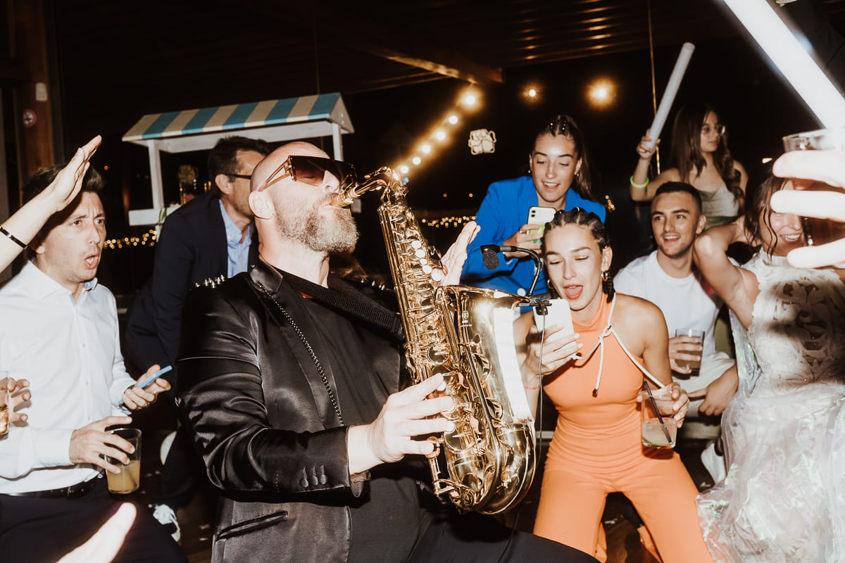 Grupo de invitados disfrutando de la música en la boda