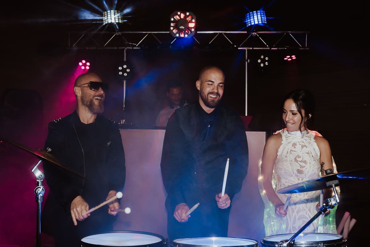 Momentos espontáneos entre los invitados durante la fiesta de bodas
