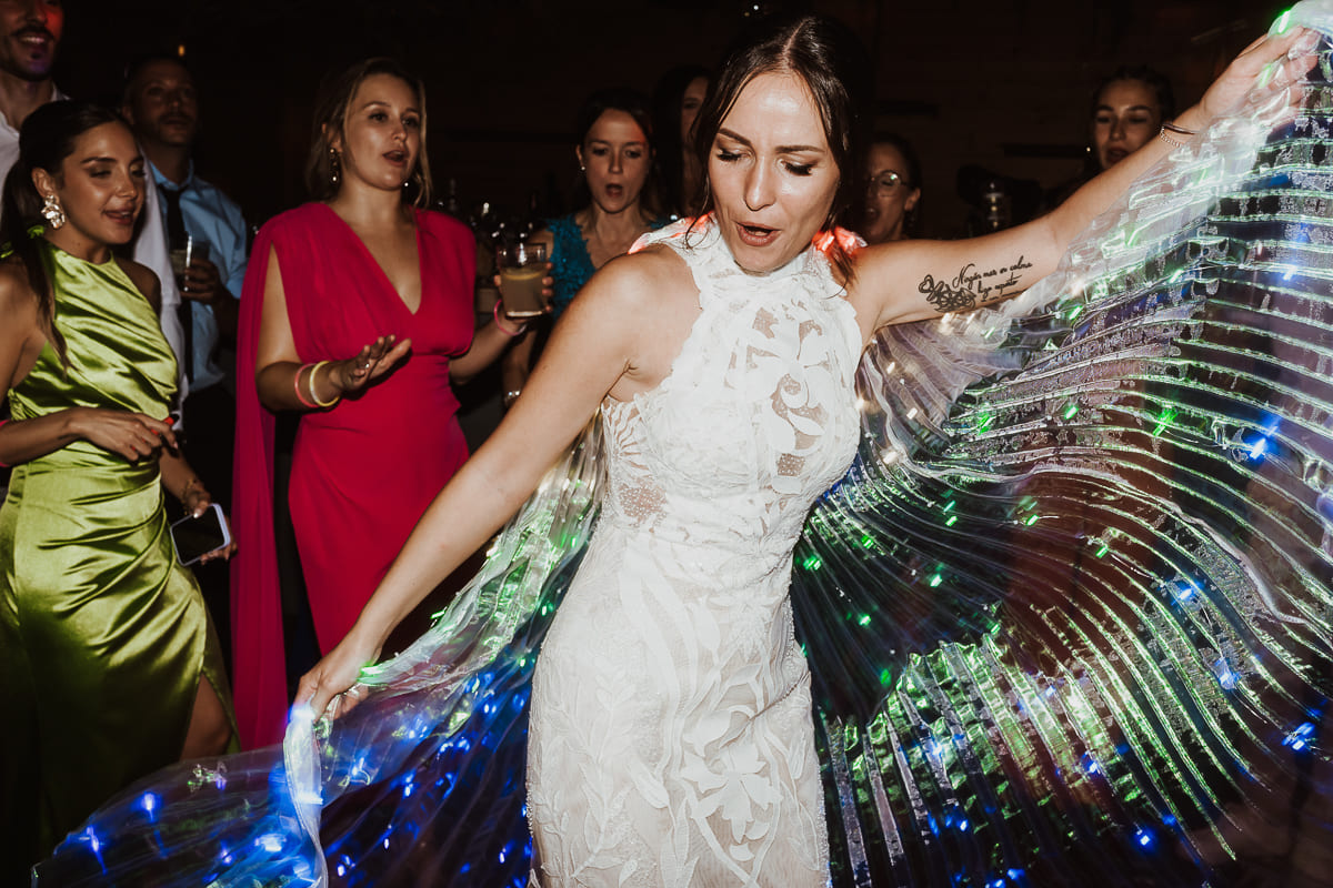 Los novios en su primer baile de bodas, rodeados de sus amigos