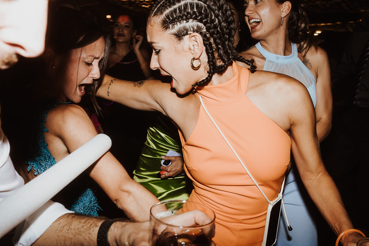 Foto romántica de los novios al final de la fiesta